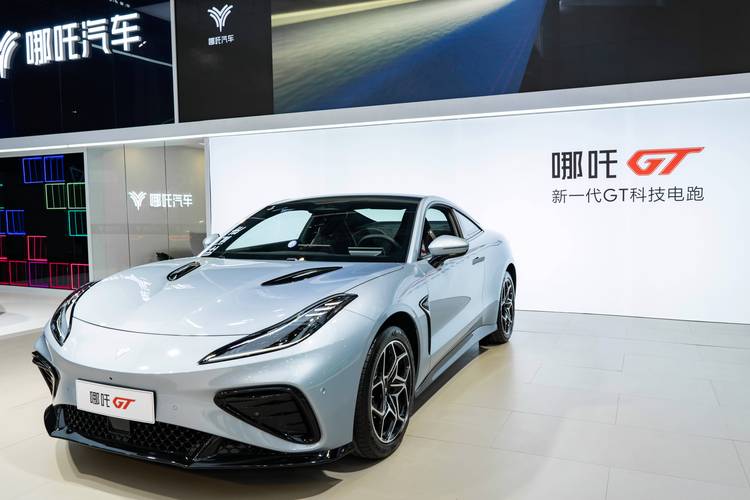 成都253哪吒汽车在智能汽车领域的表现，领途汽车在新能源汽车市场中的影响力